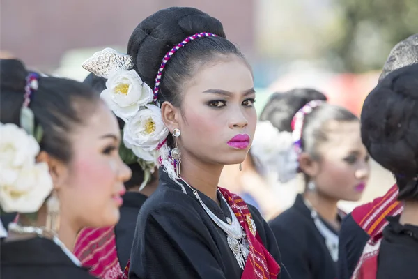 Παραδοσιακά Ντυμένοι Ταϊλάνδης Γυναίκες Του Χορού Στο Παραδοσιακό Ελέφαντας Γύρο — Φωτογραφία Αρχείου