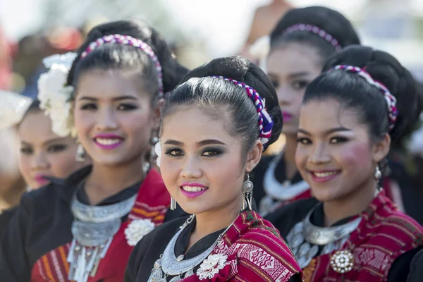 Traditionell Gekleidete Thailändische Tanzfrauen Beim Traditionellen Elefantenrunden Festival Der Stadt — Stockfoto