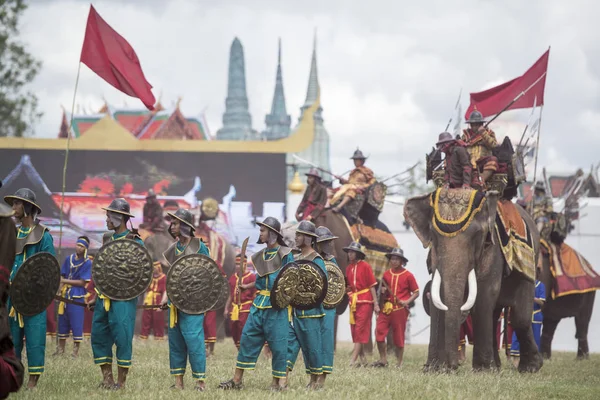 Filler geleneksel fil yuvarlak kadar festivalin bir Tayland Surin şehir stadyumunda Elaphant fuarında. Tayland, bir, Surin, Kasım, 2017