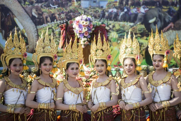 传统的泰国舞蹈在传统的大象圆的节日在城市的苏林在泰国 2017年11月 — 图库照片