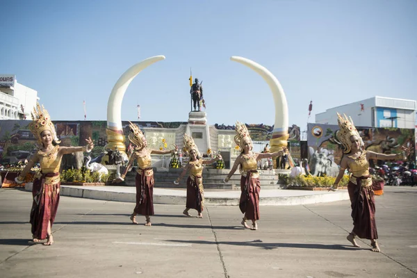 Phaya Surin Pakdee anıt geleneksel fil yuvarlak kadar Festival Tayland Isan Surin şehir, geleneksel Tay dans. Tayland, bir, Surin, Kasım, 2017