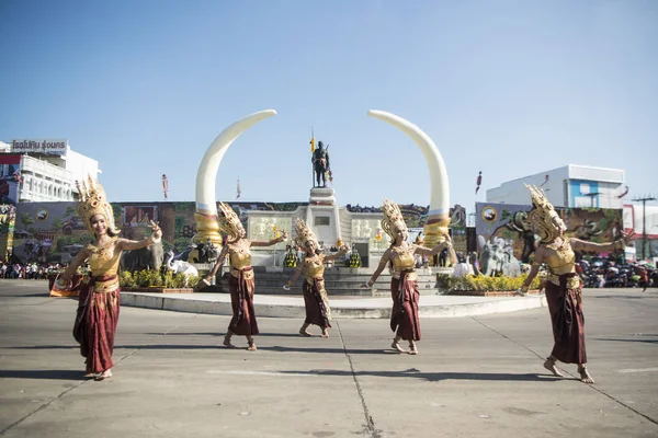 Phaya Surin Pakdee anıt geleneksel fil yuvarlak kadar Festival Tayland Isan Surin şehir, geleneksel Tay dans. Tayland, bir, Surin, Kasım, 2017