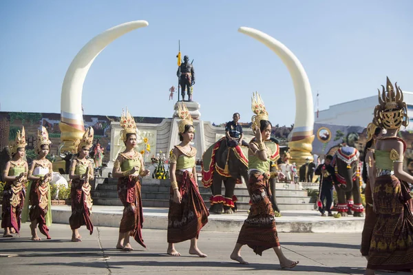Phaya Surin Pakdee anıt geleneksel fil yuvarlak kadar Festival Tayland Isan Surin şehir, geleneksel Tay dans. Tayland, bir, Surin, Kasım, 2017
