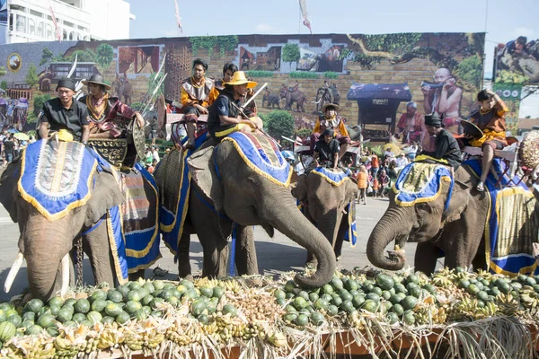 Filler ile lots-in meyve geleneksel fil yuvarlak kadar festivalin bir Tayland Surin şehir üzerinde fil açık büfe. Tayland, bir, Surin, Kasım, 2017