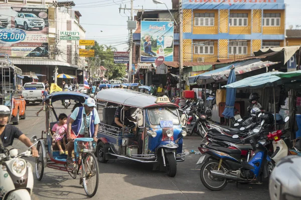 Tuk Tuk Taxi Mercado Torre Del Reloj Ciudad Surin Isan — Foto de Stock