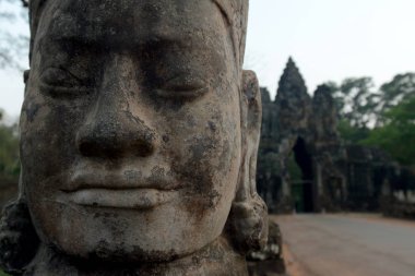 Kamboçya Siem Reap, Nisan 2014: Temple City Angkor Kamboçya Batı yakınındaki Siem Reap şehir Angkor Tom şehirde Güney Kapısı köprüsünde taş yüzü.  