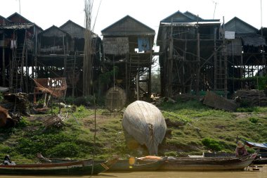 Kamboçya Siem Reap, Nisan 2014: ahşap Lake Village: Kompong Pluk Lake Tonle Sap Batının Kamboçya Siem Riep şehir yakınındaki evinde.   