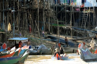 Kamboçya Siem Reap, Nisan 2014: ahşap Lake Village: Kompong Pluk Lake Tonle Sap Batının Kamboçya Siem Riep şehir yakınındaki evinde.   