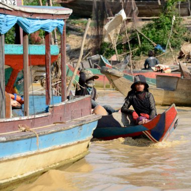 Kamboçya Siem Reap, Nisan 2014: Lake Village: Kompong Pluk, Lake Tonle Sap, günlük hayatta insanlara Siem Riep Kamboçya Batı yakınındaki..   