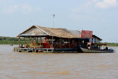 Kamboçya Siem Reap, Nisan 2014: Lake Village: Kompong Pluk Lake Tonle Sap Batının Kamboçya Siem Riep şehir yakınındaki restoranda.   