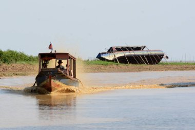 Kamboçya Siem Reap, Nisan 2014: Lake Village: Kompong Pluk, Lake Tonle Sap, günlük hayatta insanlara Siem Riep Kamboçya Batı yakınındaki..   