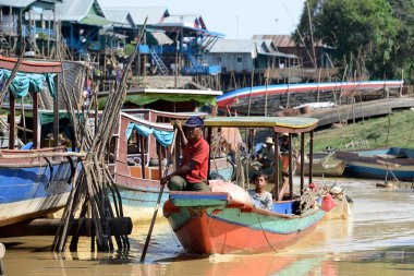 Kamboçya Siem Reap, Nisan 2014: Lake Village: Kompong Pluk, Lake Tonle Sap, günlük hayatta insanlara Siem Riep Kamboçya Batı yakınındaki..   