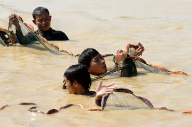 Kamboçya Siem Reap, Nisan 2014: çocuk Lake Village: Kompong Pluk Lake Tonle Sap Batının Kamboçya Siem Riep şehir yakınındaki, balıkçılık.   