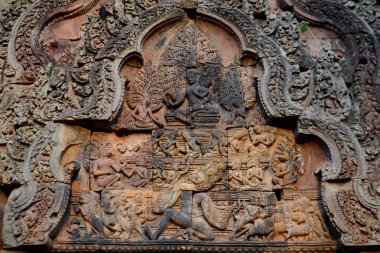Tempel Ruins of Banteay Srei yaklaşık 32 Km kuzeyinde Temple City Angkor Kamboçya Batı yakınındaki Siem Reap şehir.  