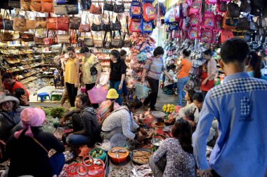 Kamboçya Siem Reap, Nisan 2014: Gıda pazarı ve butik mağazalar Psar Chaa veya eski pazar Kamboçya Siem Reap şehir.  
