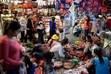 Kamboçya Siem Reap, Nisan 2014: Gıda pazarı ve butik mağazalar Psar Chaa veya eski pazar Kamboçya Siem Reap şehir.  