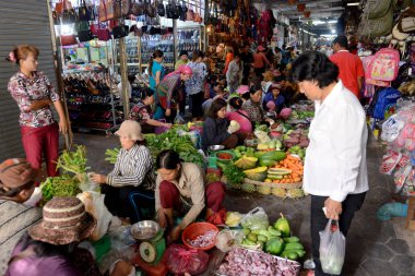 Kamboçya Siem Reap, Nisan 2014: Gıda pazarı ve butik mağazalar Psar Chaa veya eski pazar Kamboçya Siem Reap şehir.  