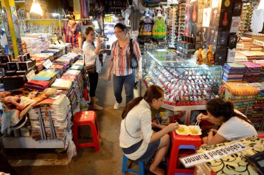 Kamboçya Siem Reap, Nisan 2014: Butik mağazalar Psar Chaa veya eski pazar Kamboçya Siem Reap şehir.  