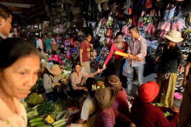 Kamboçya Siem Reap, Nisan 2014: Gıda pazarı ve butik mağazalar Psar Chaa veya eski pazar Kamboçya Siem Reap şehir.  