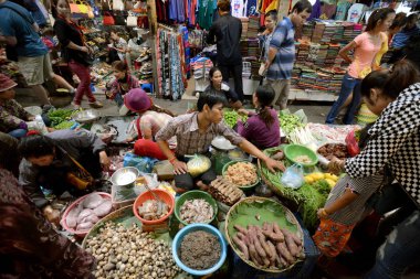 Kamboçya Siem Reap, Nisan 2014: Gıda pazarı ve butik mağazalar Psar Chaa veya eski pazar Kamboçya Siem Reap şehir.  
