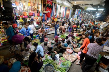 Kamboçya Siem Reap, Nisan 2014: Gıda pazarı ve butik mağazalar Psar Chaa veya eski pazar Kamboçya Siem Reap şehir.  