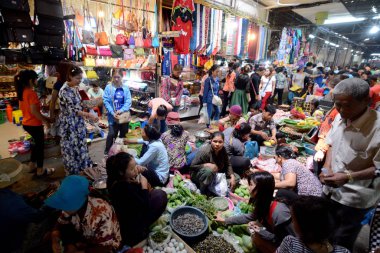 Kamboçya Siem Reap, Nisan 2014: Gıda pazarı ve butik mağazalar Psar Chaa veya eski pazar Kamboçya Siem Reap şehir.  