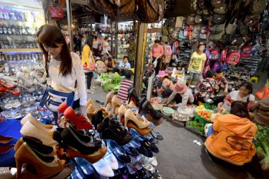 Kamboçya Siem Reap, Nisan 2014: Gıda pazarı ve butik mağazalar Psar Chaa veya eski pazar Kamboçya Siem Reap şehir.  