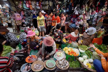 Kamboçya Siem Reap, Nisan 2014: Gıda pazarı ve butik mağazalar Psar Chaa veya eski pazar Kamboçya Siem Reap şehir.  