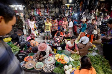 Kamboçya Siem Reap, Nisan 2014: Gıda pazarı ve butik mağazalar Psar Chaa veya eski pazar Kamboçya Siem Reap şehir.  