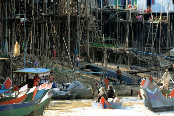 Kambodża Siem Reap Kwietnia 2014 Dom Drewna Jezioro Wieś Kompong — Zdjęcie stockowe