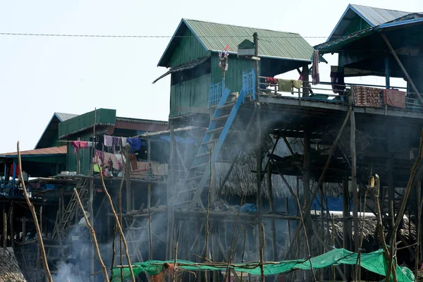 Kambodża Siem Reap Kwietnia 2014 Dom Drewna Jezioro Wieś Kompong — Zdjęcie stockowe