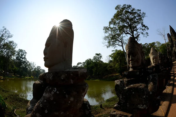 Kambodja Siem Reap April 2014 Sten Ansikte Vid Bron Över — Stockfoto