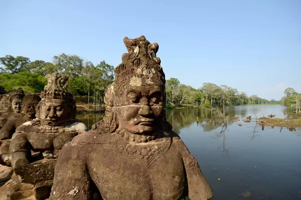 アンコール トム都市アンコール カンボジアの西のシェムリ アップ市近くの寺市に南門橋でカンボジア シェムリ アップ 2014 石の顔 — ストック写真