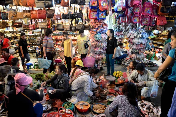 Kamboçya Siem Reap, Nisan 2014: Gıda pazarı ve butik mağazalar Psar Chaa veya eski pazar Kamboçya Siem Reap şehir.  
