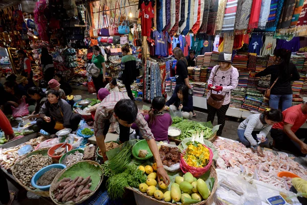Camboya Siem Reap Abril 2014 Mercado Alimentos Boutiques Psar Chaa — Foto de Stock