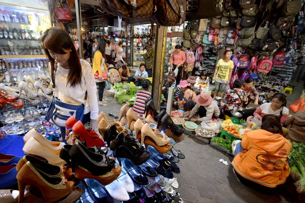 Kamboçya Siem Reap, Nisan 2014: Gıda pazarı ve butik mağazalar Psar Chaa veya eski pazar Kamboçya Siem Reap şehir.  