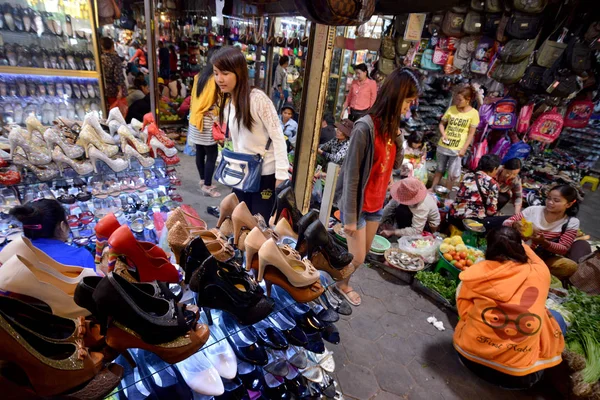 Kamboçya Siem Reap, Nisan 2014: Gıda pazarı ve butik mağazalar Psar Chaa veya eski pazar Kamboçya Siem Reap şehir.  