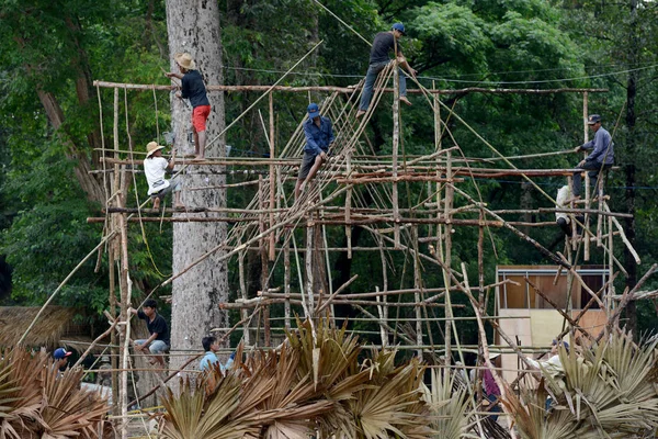 Cambodia Siem Reap April 2014 Workers Building Bamboo Wood Houses — Stock Photo, Image