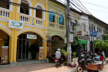 Kamboçya, Siem Reap, Nisan 2014: Kamboçya 'daki Siem Reap kentinde alışveriş caddesi.  