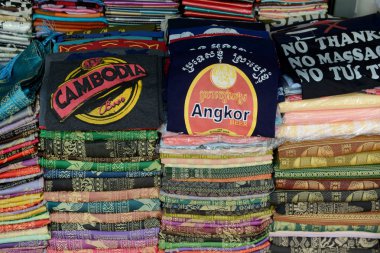Kamboçya, Siem Reap, Nisan 2014: t-shirt ve tekstil Psar Chaa veya eski pazar Kamboçya Siem Reap şehir butik mağazalar.  