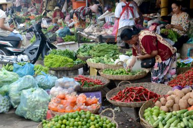 Kamboçya, Siem Reap, Nisan 2014: Siem şehir sabah pazarda gıda pazarında sebze biçmek Kamboçya'da.  