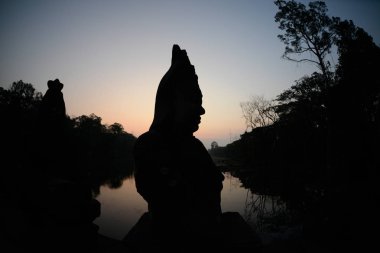 Kamboçya Siem Reap, Nisan 2014: Temple City Angkor Kamboçya Batı yakınındaki Siem Reap şehir Angkor Tom şehirde Güney Kapısı köprüsünde taş yüzü.  