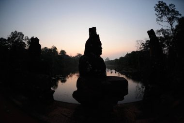 Kamboçya Siem Reap, Nisan 2014: Temple City Angkor Kamboçya Batı yakınındaki Siem Reap şehir Angkor Tom şehirde Güney Kapısı köprüsünde taş yüzü.  