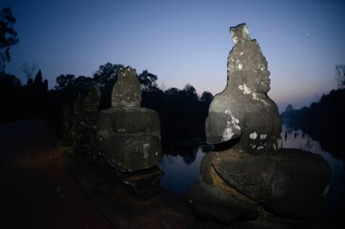 Kamboçya Siem Reap, Nisan 2014: Temple City Angkor Kamboçya Batı yakınındaki Siem Reap şehir Angkor Tom şehirde Güney Kapısı köprüsünde taş yüzü.  
