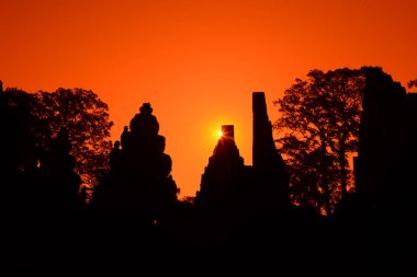 Tempel Ruins of Banteay Srei yaklaşık 32 Km kuzeyinde Temple City Angkor Kamboçya Batı yakınındaki Siem Reap şehir.  