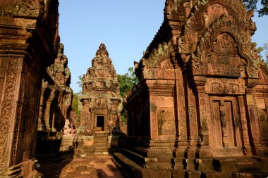 Tempel Ruins of Banteay Srei yaklaşık 32 Km kuzeyinde Temple City Angkor Kamboçya Batı yakınındaki Siem Reap şehir.  