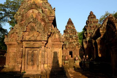 Tempel Ruins of Banteay Srei yaklaşık 32 Km kuzeyinde Temple City Angkor Kamboçya Batı yakınındaki Siem Reap şehir.  