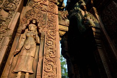 Tempel Ruins of Banteay Srei yaklaşık 32 Km kuzeyinde Temple City Angkor Kamboçya Batı yakınındaki Siem Reap şehir.  