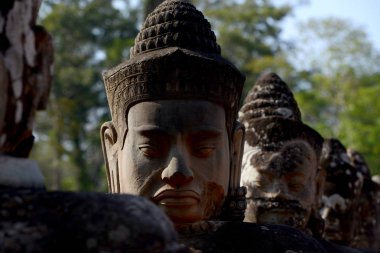 Kamboçya Siem Reap, Nisan 2014: Temple City Angkor Kamboçya Batı yakınındaki Siem Reap şehir Angkor Tom şehirde Güney Kapısı köprüsünde taş yüzü.  