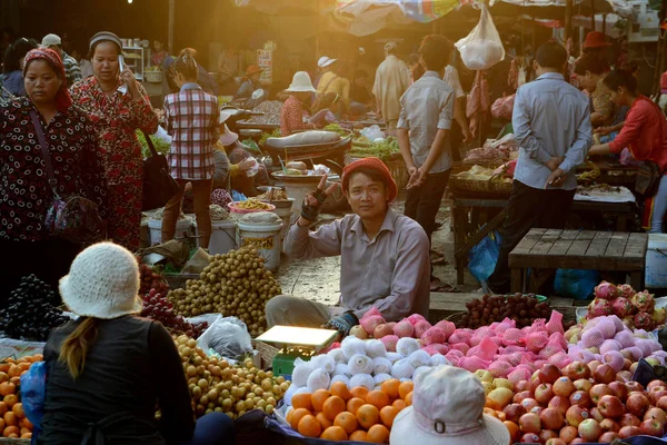 柬埔寨 2014年4月 柬埔寨暹粒市上午市场食品市场上的蔬菜 — 图库照片